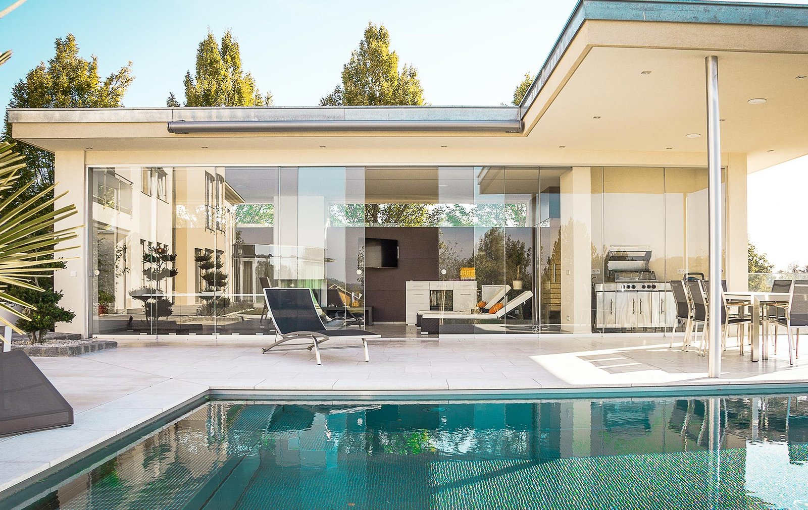 casa con alberca camastros