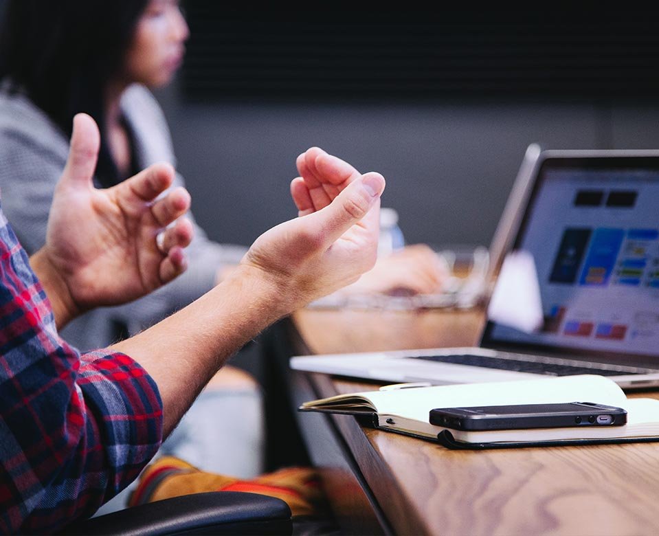 mesa de juntas personas dialogando